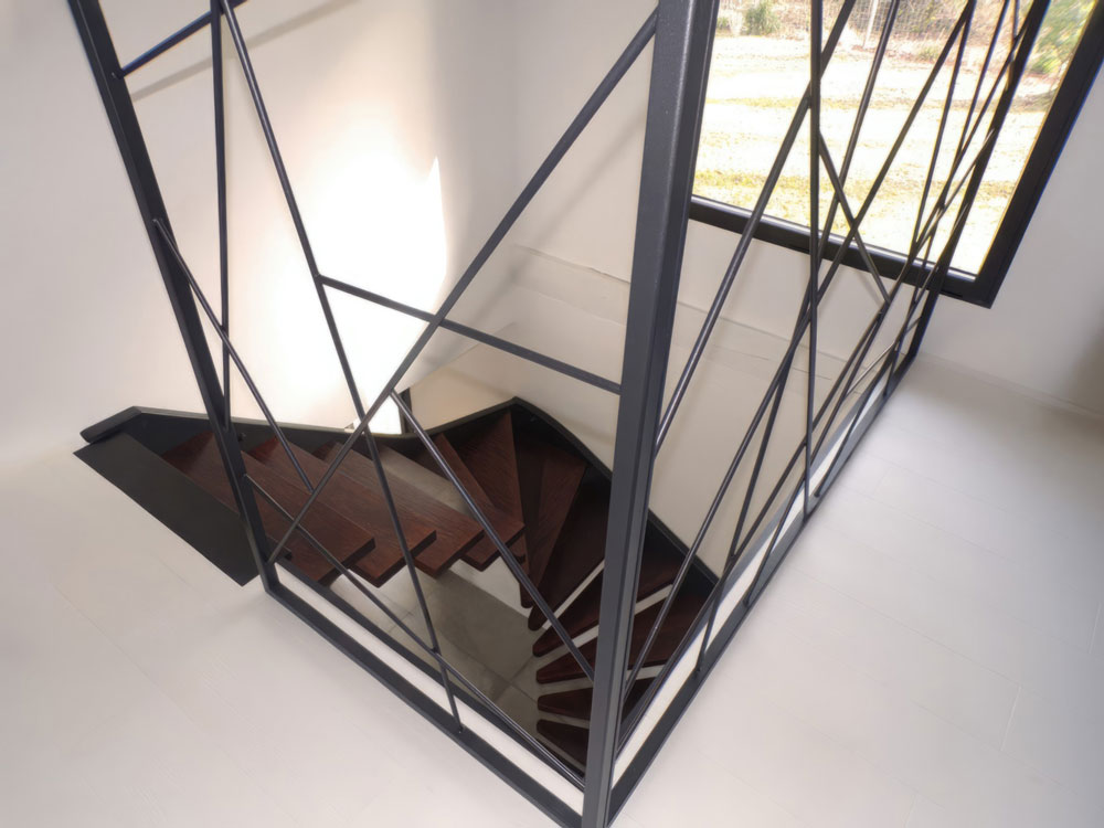 Création et installation d'un escalier en quart tournant avec plateforme en  acier bois sur mesure à Saint Loubès en Gironde - Acalix Chaudronnerie